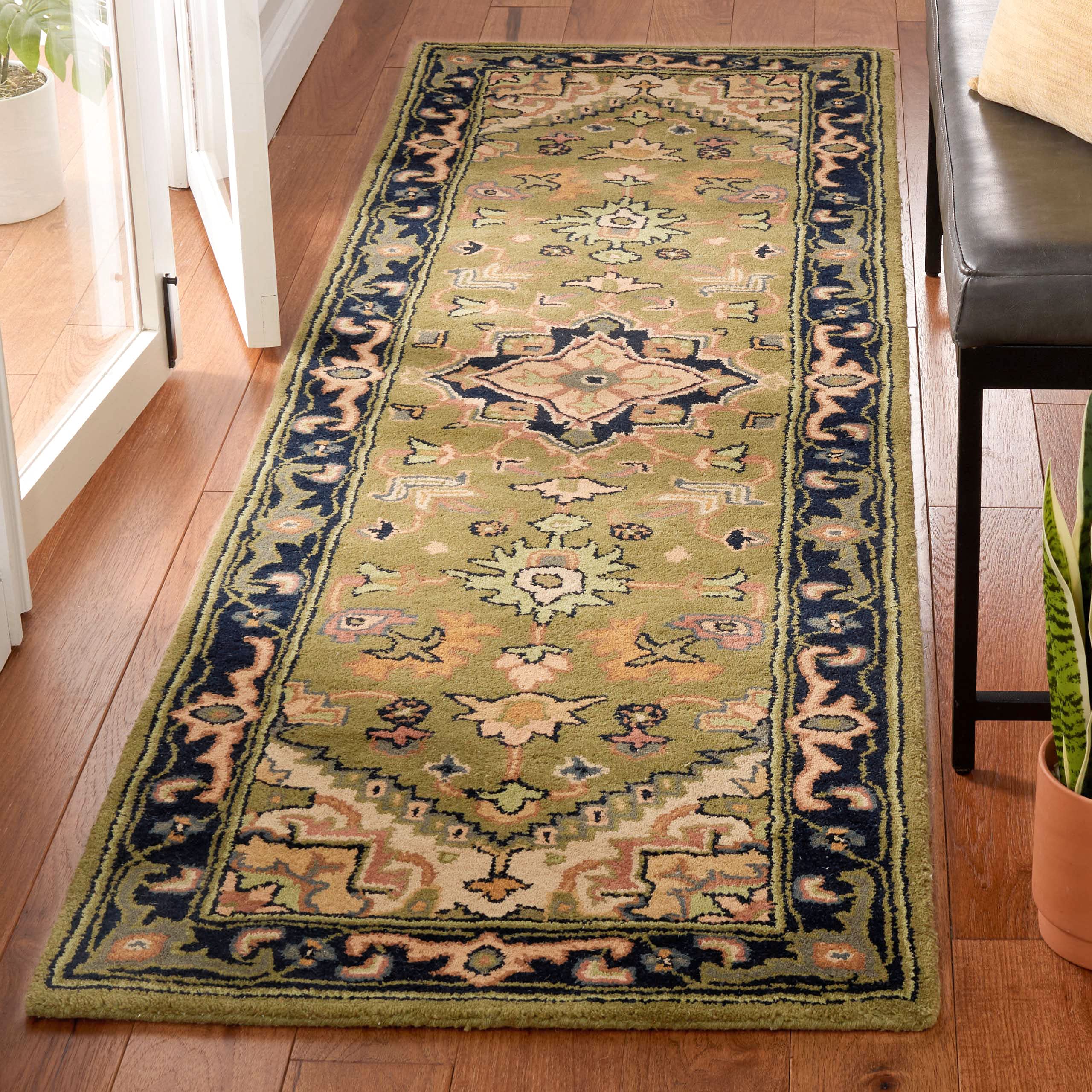 SAFAVIEH Area Rug 8x10 - Heritage Collection - Large - Red, Handmade Wool, Traditional Oriental Medallion Design, Ideal for Living Room, Bedroom, Dining Space (HG625A)